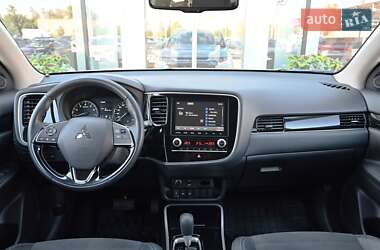 Внедорожник / Кроссовер Mitsubishi Outlander 2020 в 