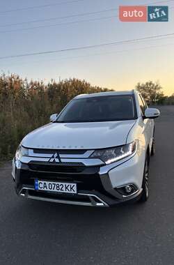 Внедорожник / Кроссовер Mitsubishi Outlander 2019 в 