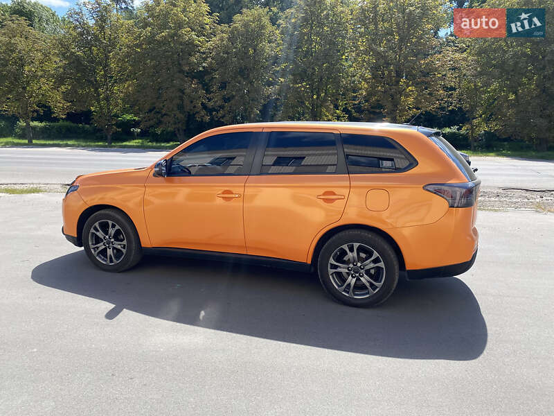 Позашляховик / Кросовер Mitsubishi Outlander 2013 в Києві
