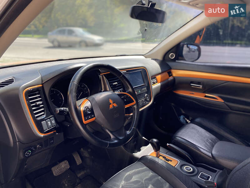 Позашляховик / Кросовер Mitsubishi Outlander 2013 в Києві