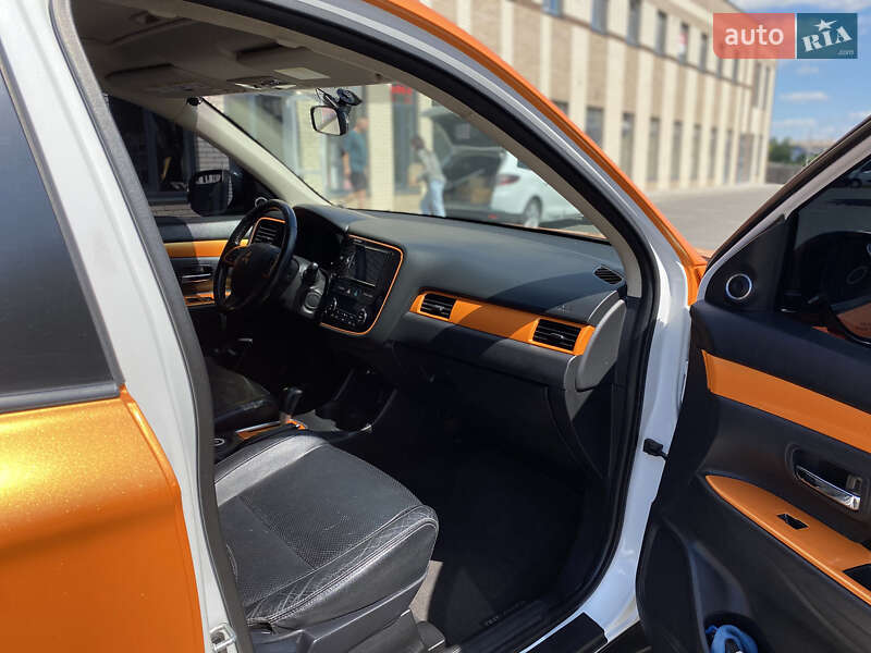 Позашляховик / Кросовер Mitsubishi Outlander 2013 в Києві