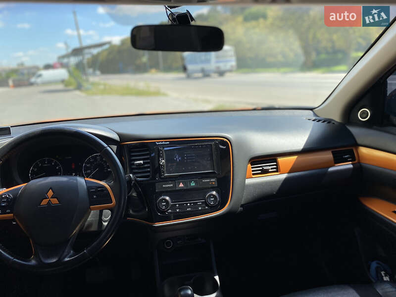Позашляховик / Кросовер Mitsubishi Outlander 2013 в Києві