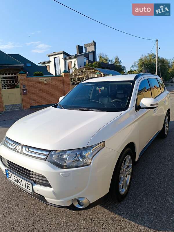 Внедорожник / Кроссовер Mitsubishi Outlander 2013 в 