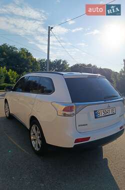 Внедорожник / Кроссовер Mitsubishi Outlander 2013 в 
