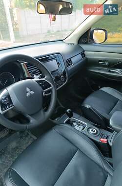 Внедорожник / Кроссовер Mitsubishi Outlander 2013 в 