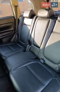 Внедорожник / Кроссовер Mitsubishi Outlander 2013 в 