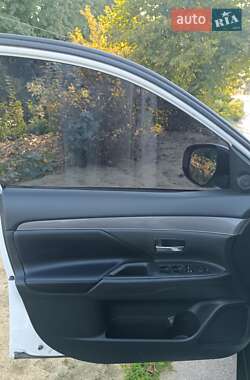 Внедорожник / Кроссовер Mitsubishi Outlander 2013 в 