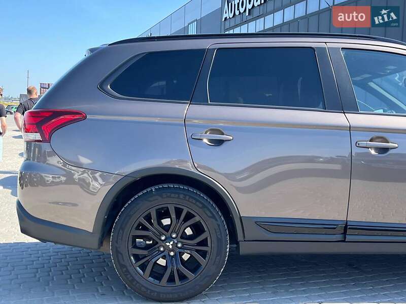 Внедорожник / Кроссовер Mitsubishi Outlander 2017 в Львове