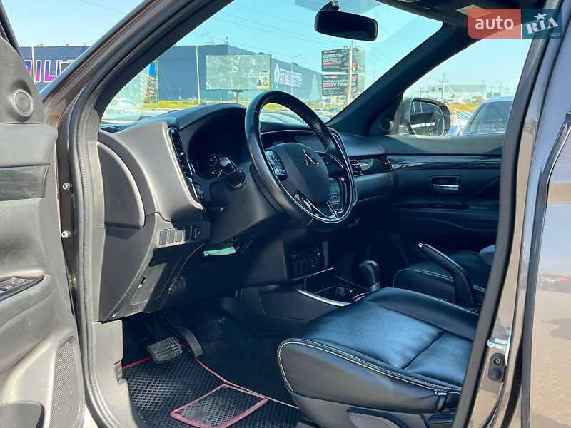 Внедорожник / Кроссовер Mitsubishi Outlander 2017 в Львове