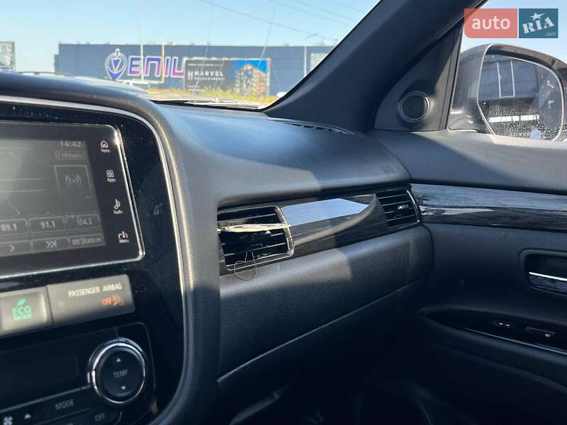 Внедорожник / Кроссовер Mitsubishi Outlander 2017 в Львове