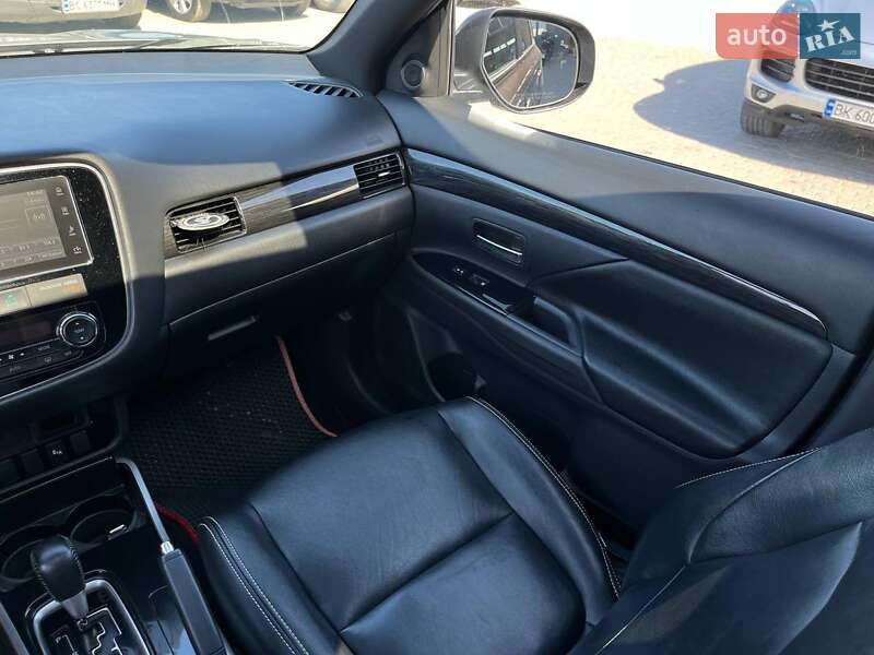 Внедорожник / Кроссовер Mitsubishi Outlander 2017 в Львове