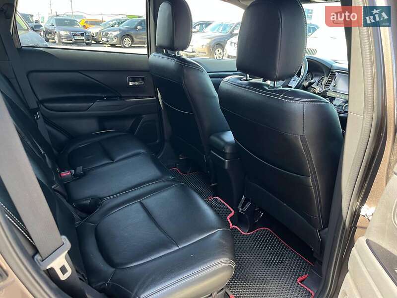Внедорожник / Кроссовер Mitsubishi Outlander 2017 в Львове