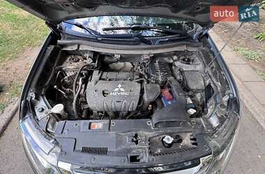 Внедорожник / Кроссовер Mitsubishi Outlander 2014 в 