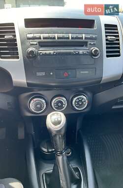 Внедорожник / Кроссовер Mitsubishi Outlander 2012 в 