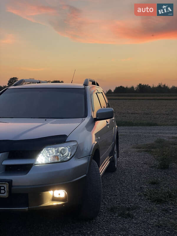Внедорожник / Кроссовер Mitsubishi Outlander 2005 в 