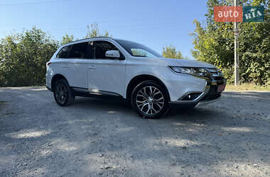 Внедорожник / Кроссовер Mitsubishi Outlander 2016 в 