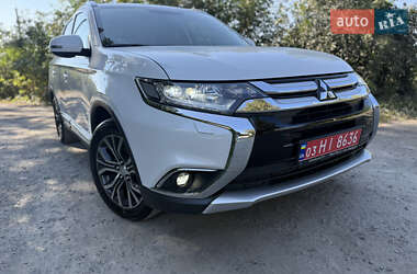 Внедорожник / Кроссовер Mitsubishi Outlander 2016 в 
