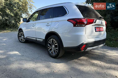 Внедорожник / Кроссовер Mitsubishi Outlander 2016 в 