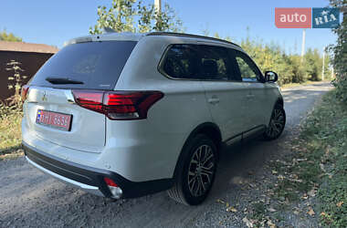 Внедорожник / Кроссовер Mitsubishi Outlander 2016 в 