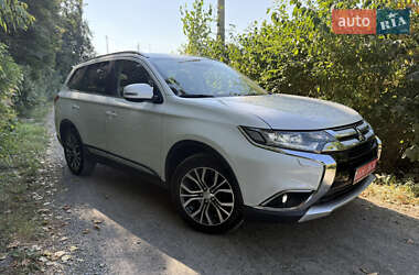 Внедорожник / Кроссовер Mitsubishi Outlander 2016 в 