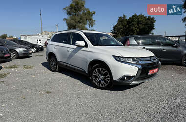 Внедорожник / Кроссовер Mitsubishi Outlander 2016 в 