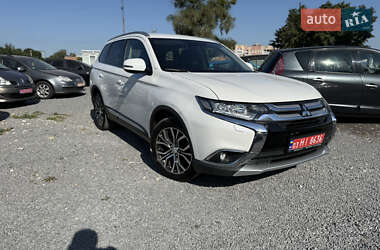 Внедорожник / Кроссовер Mitsubishi Outlander 2016 в 