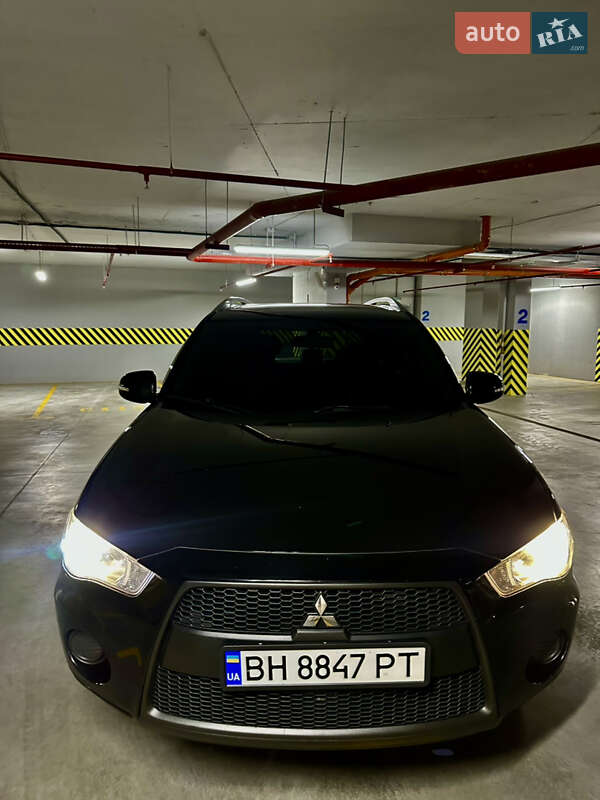 Внедорожник / Кроссовер Mitsubishi Outlander 2010 в 