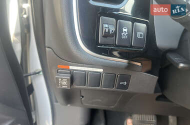 Внедорожник / Кроссовер Mitsubishi Outlander 2013 в 