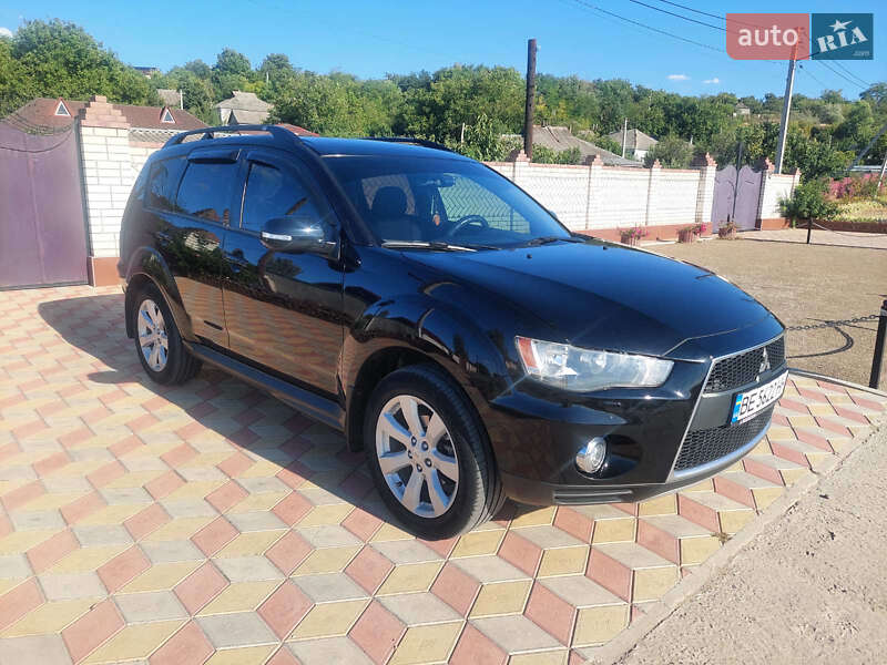 Внедорожник / Кроссовер Mitsubishi Outlander 2012 в 