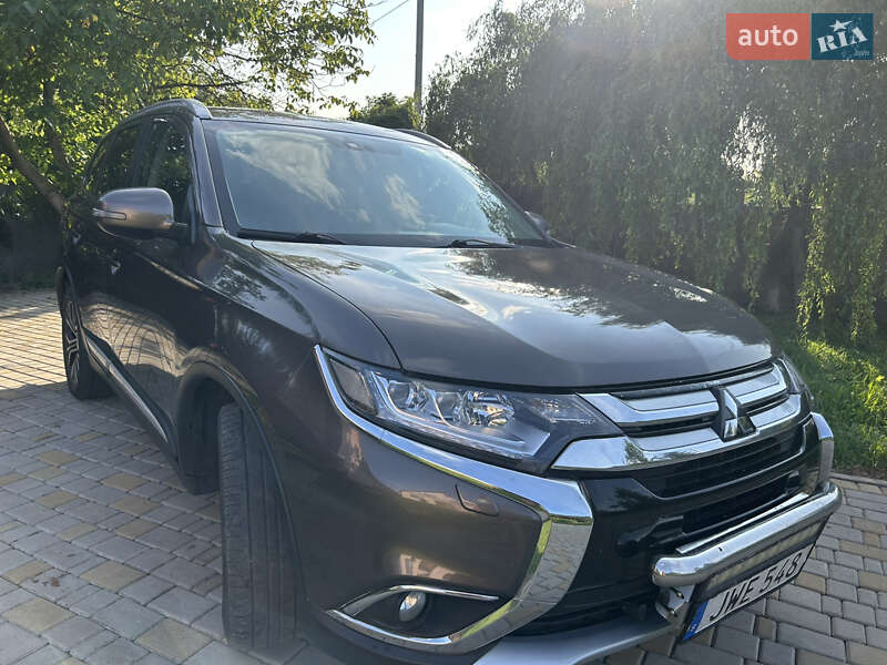 Внедорожник / Кроссовер Mitsubishi Outlander 2016 в 