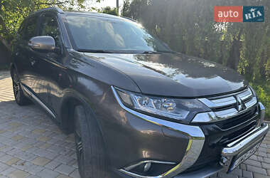 Внедорожник / Кроссовер Mitsubishi Outlander 2016 в 