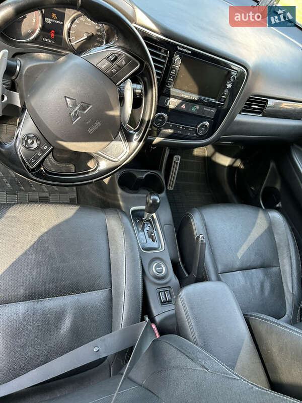 Позашляховик / Кросовер Mitsubishi Outlander 2016 в Радивиліві