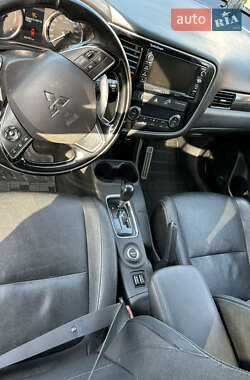 Внедорожник / Кроссовер Mitsubishi Outlander 2016 в 