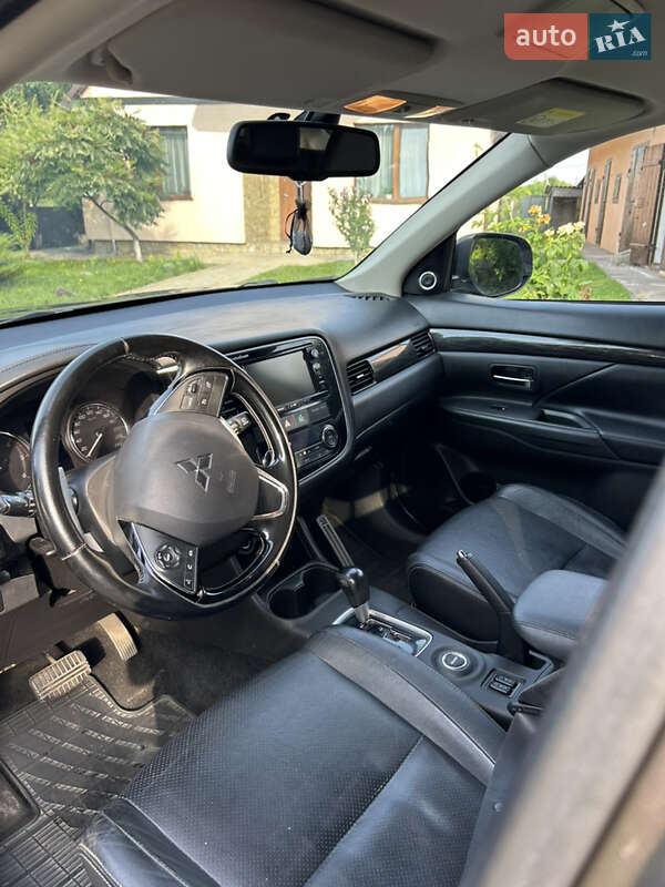 Позашляховик / Кросовер Mitsubishi Outlander 2016 в Радивиліві