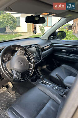Внедорожник / Кроссовер Mitsubishi Outlander 2016 в 
