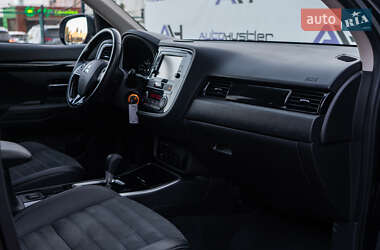 Внедорожник / Кроссовер Mitsubishi Outlander 2018 в 