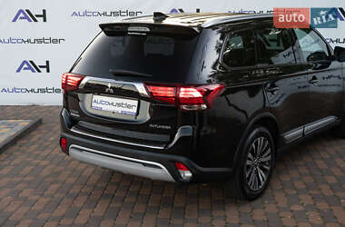 Внедорожник / Кроссовер Mitsubishi Outlander 2018 в 