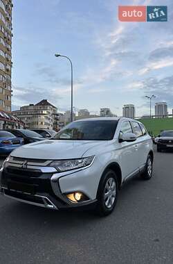 Внедорожник / Кроссовер Mitsubishi Outlander 2021 в Киеве