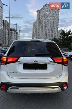 Внедорожник / Кроссовер Mitsubishi Outlander 2021 в 