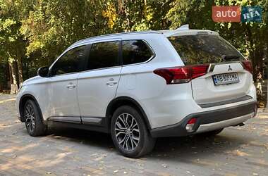 Внедорожник / Кроссовер Mitsubishi Outlander 2017 в 