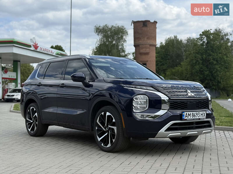 Внедорожник / Кроссовер Mitsubishi Outlander 2022 в 