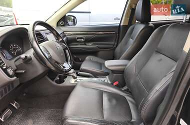 Внедорожник / Кроссовер Mitsubishi Outlander 2016 в 