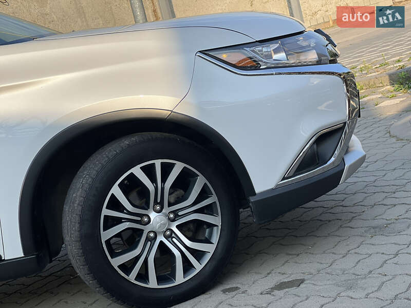 Внедорожник / Кроссовер Mitsubishi Outlander 2016 в Стрые