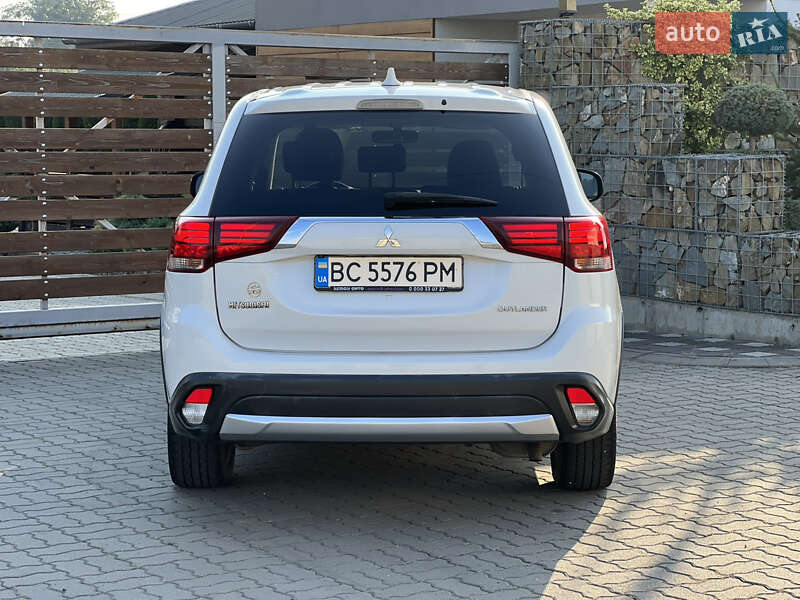 Внедорожник / Кроссовер Mitsubishi Outlander 2016 в Стрые