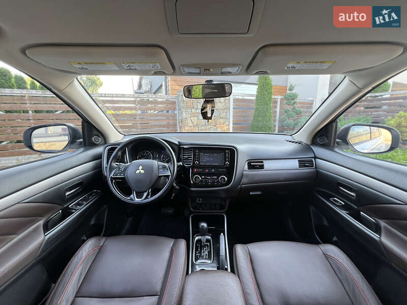 Внедорожник / Кроссовер Mitsubishi Outlander 2016 в Стрые