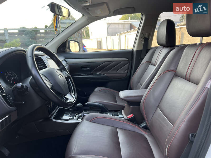 Внедорожник / Кроссовер Mitsubishi Outlander 2016 в Стрые