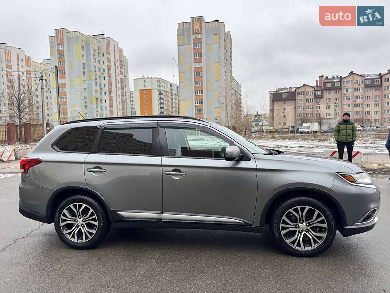 Позашляховик / Кросовер Mitsubishi Outlander 2016 в Києві