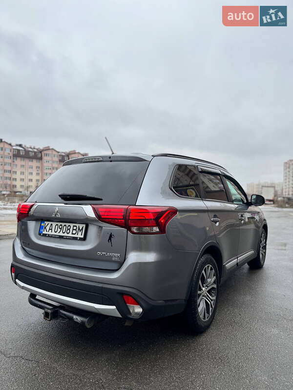 Позашляховик / Кросовер Mitsubishi Outlander 2016 в Києві