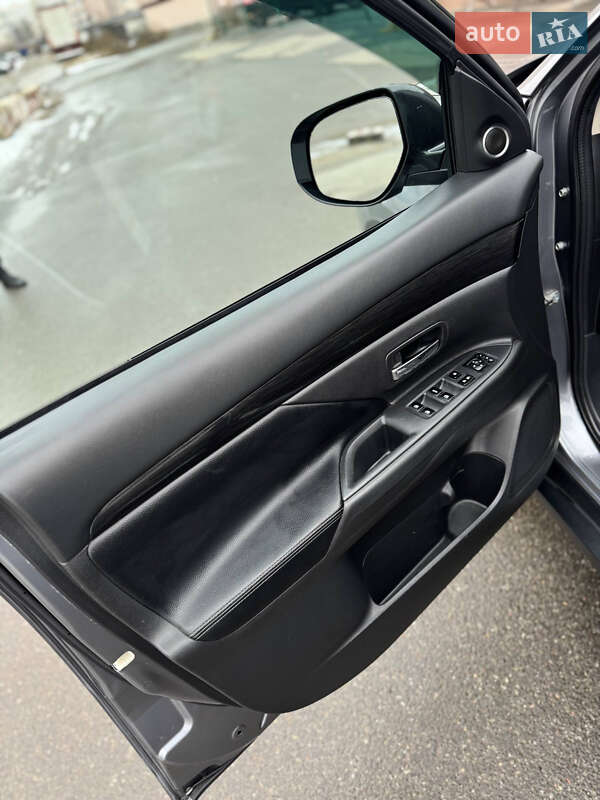 Позашляховик / Кросовер Mitsubishi Outlander 2016 в Києві