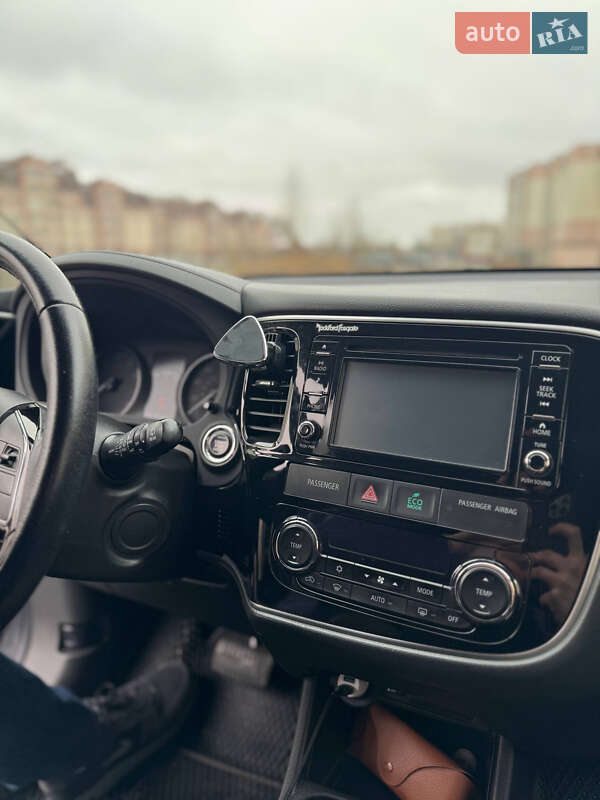 Позашляховик / Кросовер Mitsubishi Outlander 2016 в Києві